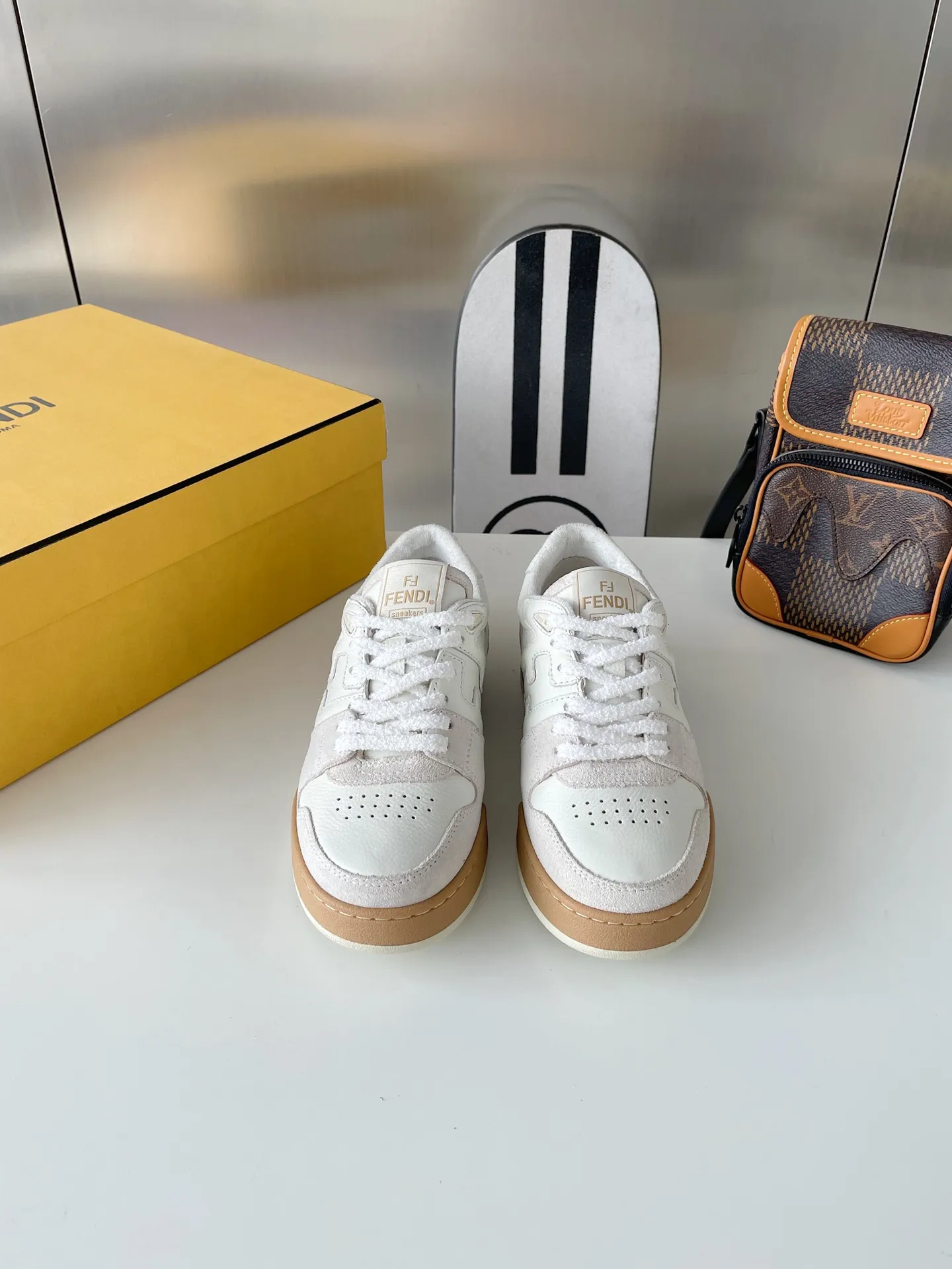 👟👟Ex-factory price 520 👟👟 Women's Shoes Women's Clothing Women's Shoes Women's Clothing Women's Shoes Women's Clothing Fendi Fendi match's latest couple's sneakers, the first sneakers created by designer Kim Jones. Fendi match is similar to LV's Trainer basketball sneakers, with FF retro design added. The upper is made of suede and leather splicing. The double F logo on the side is embossed with terry velvet lining. It is super soft on the feet, lightweight and comfortable to wear with a sweater. It has a youthful feel and comes with exquisite packaging at the counter. Exclusive products, FENDI, trade channel orders, 2022 early spring catwalk models, capsule series, casual sneakers for couples. Cecilia Cheung, Jane Zhang, He Sui, Gu Li Nazha, Tang Yixin, Song Zuer, Wei Ya, and many other celebrities have endorsed them with FENDI Match sneakers. Let your thoughts flow, let the sunshine pour in, and interpret a variety of outfits! Fabric: Original custom suede + leather splicing combination Lining: Imported custom terry velvet lining Sole: Original molded T👟👟 Factory price U two-color combination sole Sole thickness: 3CM Size: Women's 35-40 / Men's 39-45